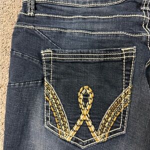 Wrangler Q Baby Women's Blue Jeans with Embroidered Pocket